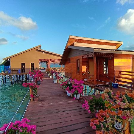 Bed and Breakfast La Water House Semporna Exterior foto