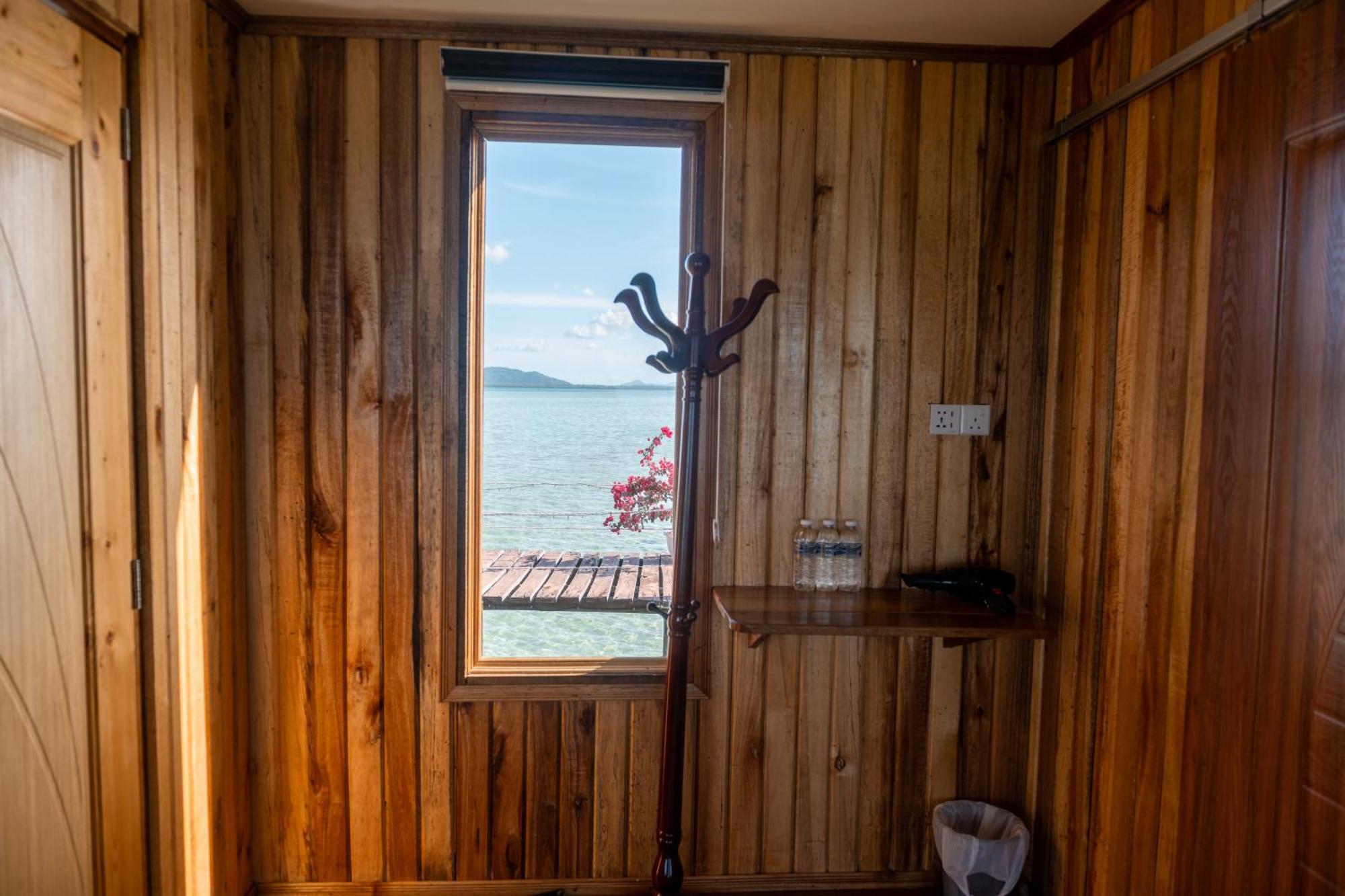 Bed and Breakfast La Water House Semporna Exterior foto