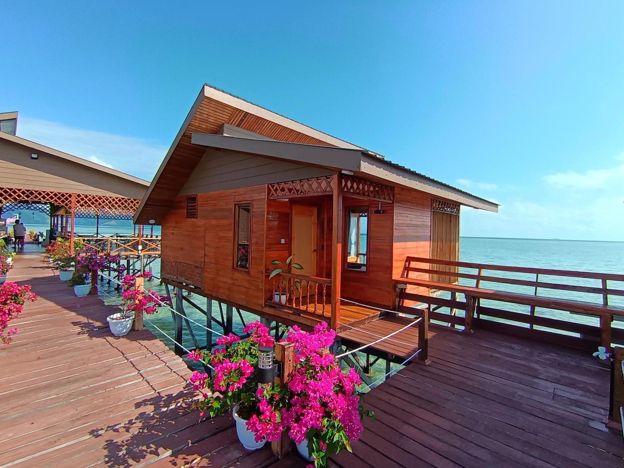 Bed and Breakfast La Water House Semporna Exterior foto